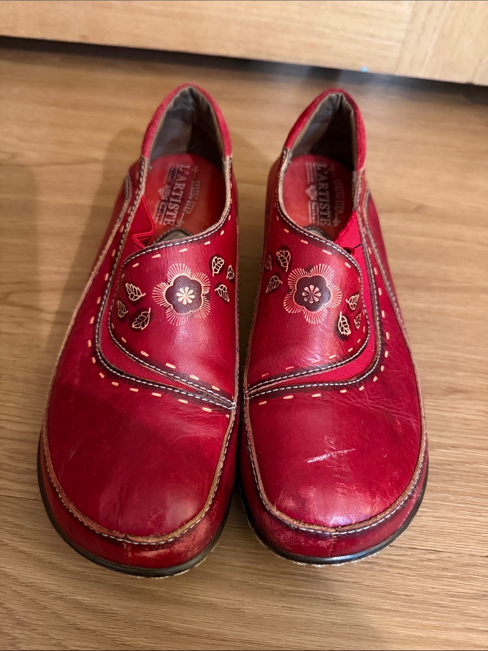 L’Artiste Red Leather Slip-On Loafers with Floral Embroidery